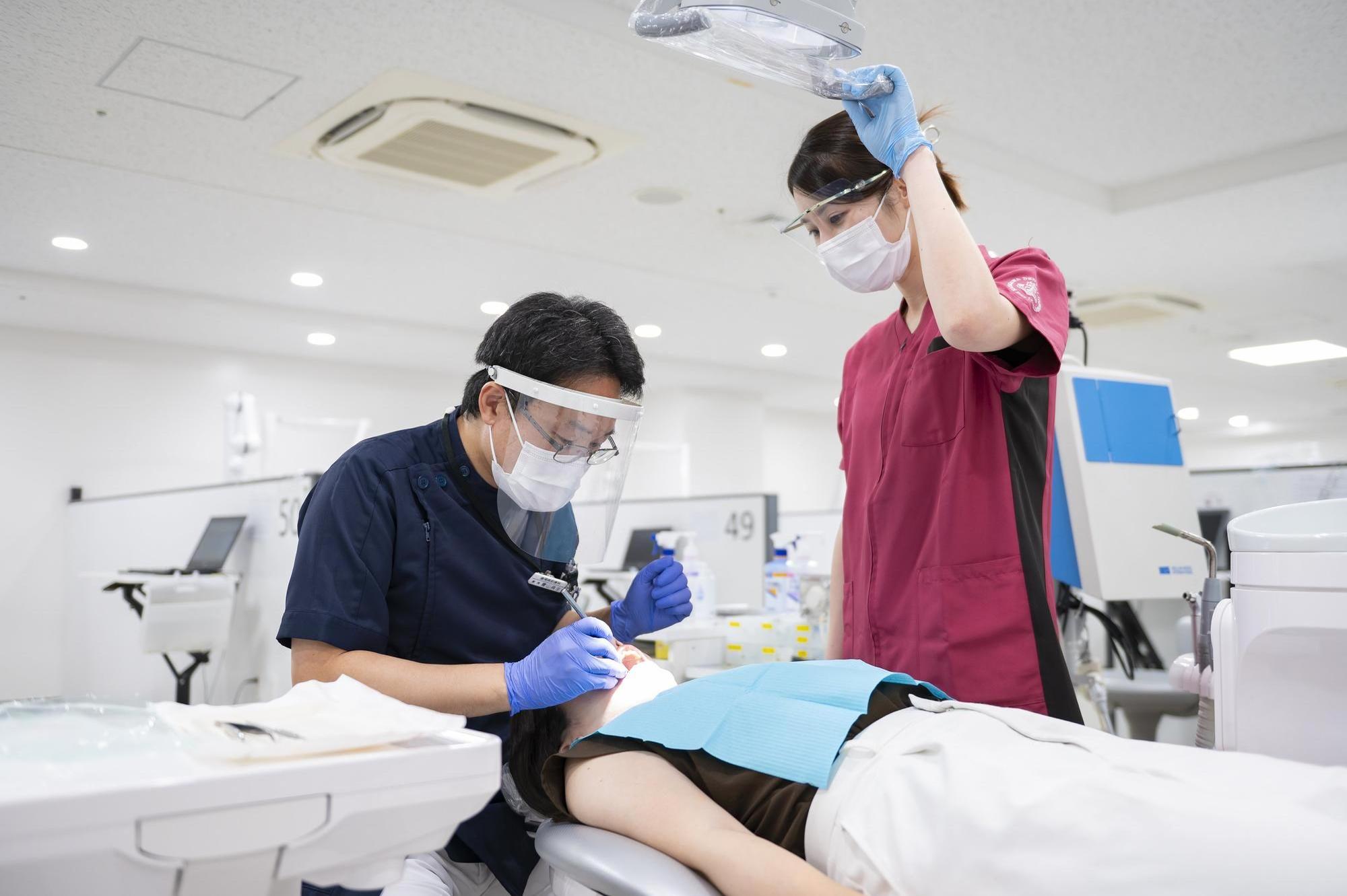 歯科診療の補助の様子