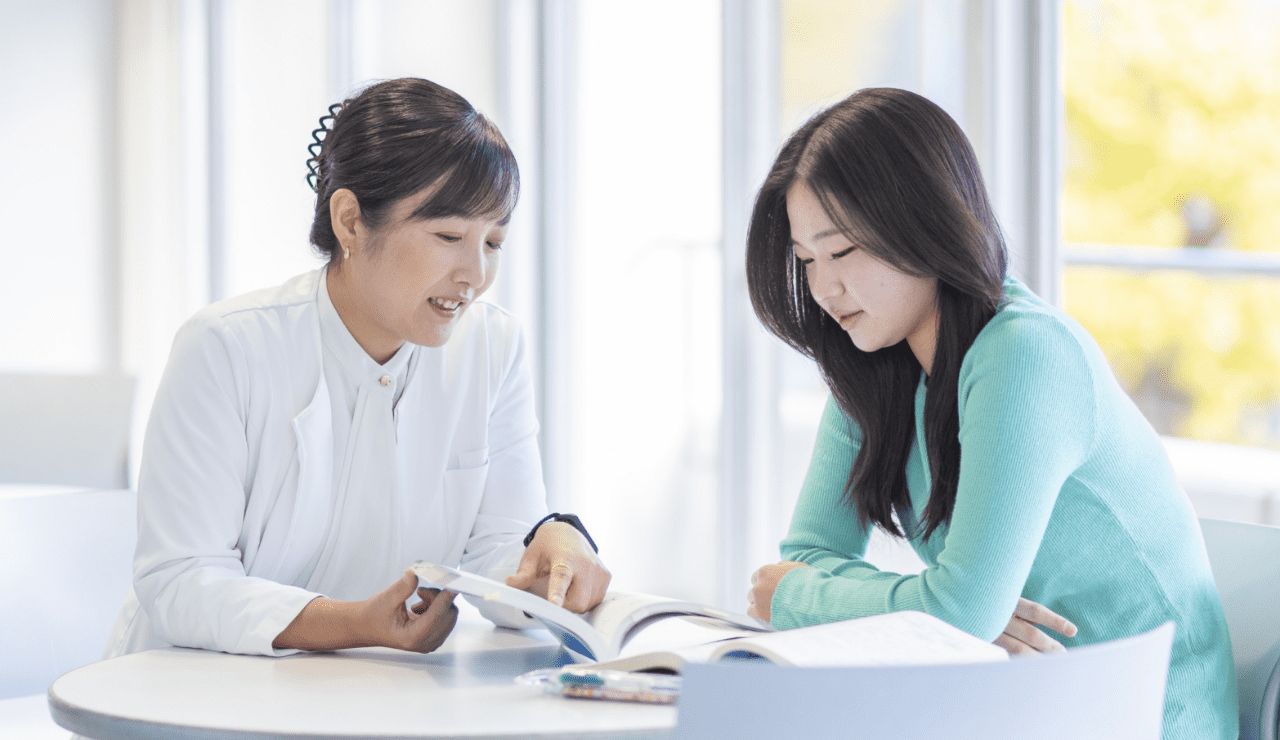 チューター制度の様子：教員と学生が面談している場面