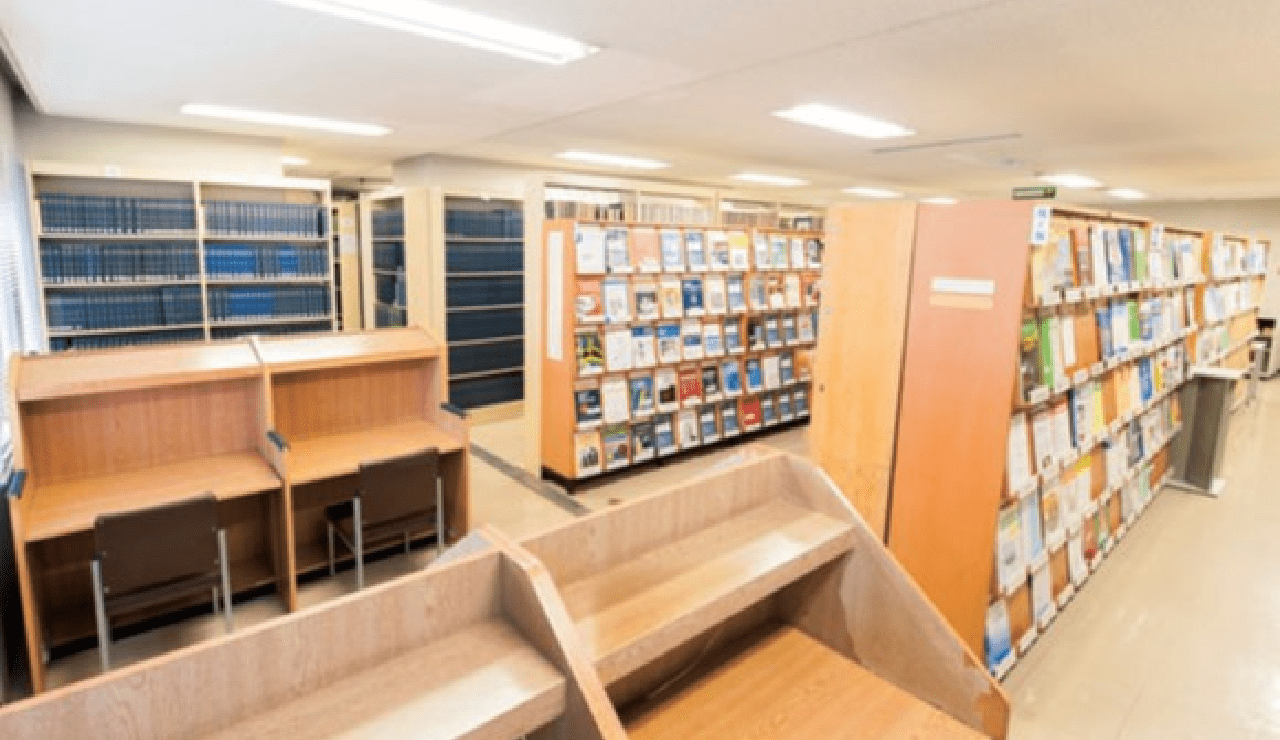 図書館：蔵書と自習スペース