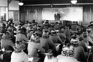 1935（昭和10）年、日本女子歯科医学専門学校が大田区大岡山に校舎・施設を新築移転した当時の授業風景