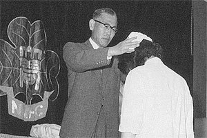 1961（昭和36）年5月25日歯科衛生士教育において初めて戴帽式を行いました
