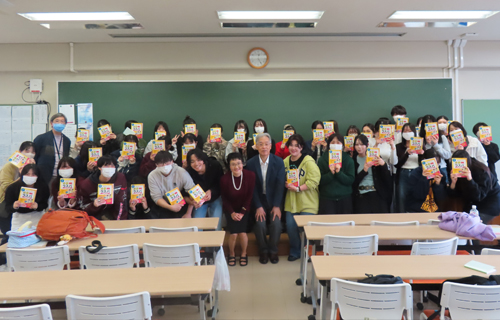 井上学長監修の国試参考書を配布しました