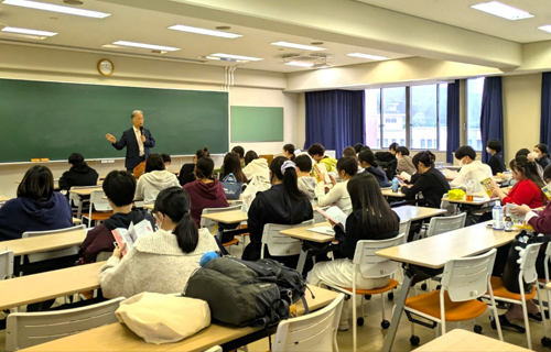 井上学長監修の国試参考書を配布しました
